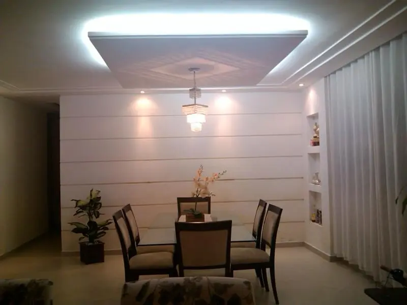 Moldura decorativa em gesso - sala de jantar sofisticada