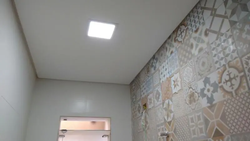 Painel de TV em drywall com prateleiras embutidas