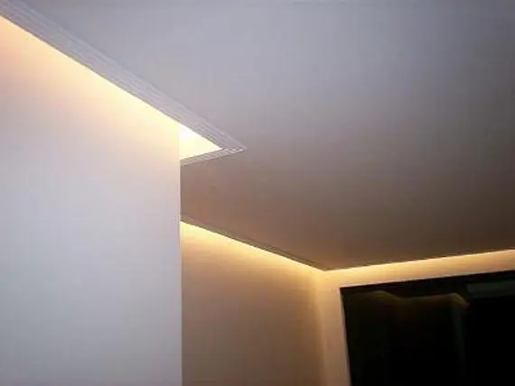 Moldura em gesso para cortineiro com iluminação