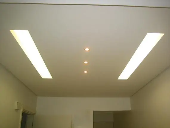 Estante em drywall com nichos iluminados