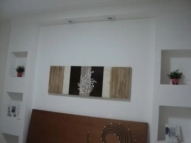 Cabeceira de cama em drywall com iluminação embutida