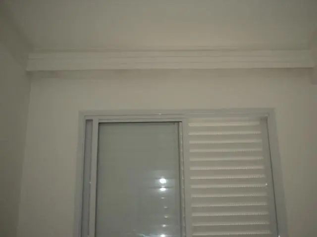Forro de gesso com lustre central em sala de jantar