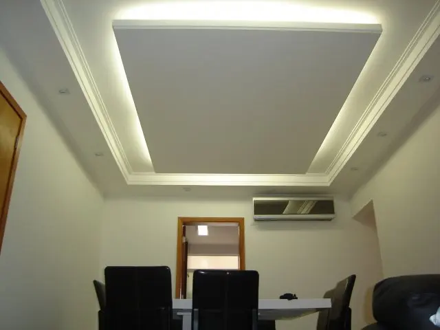 Sanca com iluminação LED colorida em quarto