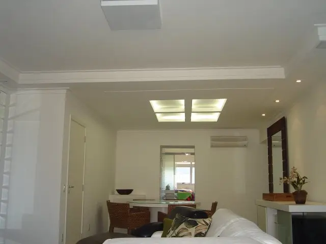 Nicho decorativo com fundo iluminado em gesso