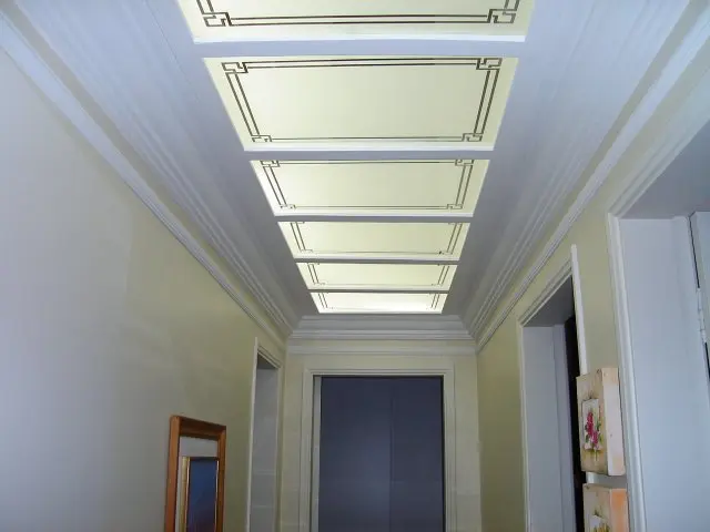 Painel de TV com moldura em gesso e iluminação