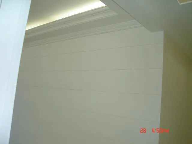 Teto em gesso com detalhes geométricos e LED