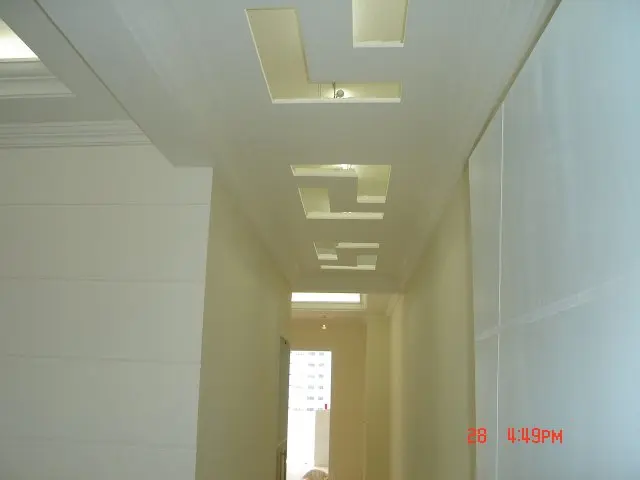 Estante de drywall com iluminação de prateleiras