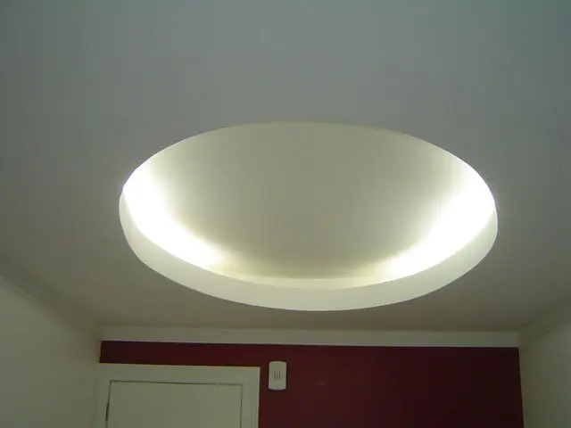 Painel decorativo com gesso 3D e iluminação