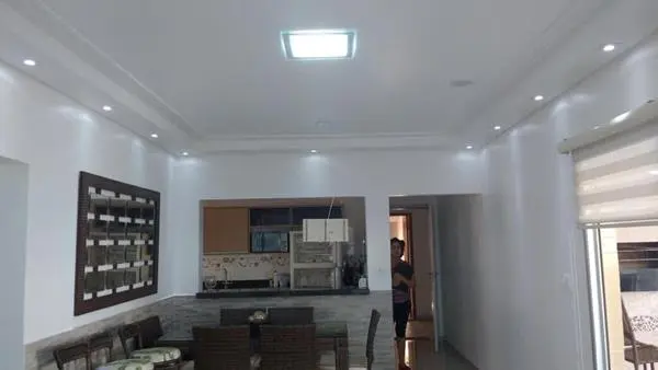 Sanca com luz difusa em apartamento moderno