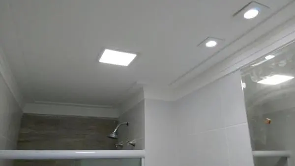 Moldura decorativa com iluminação em sala de estar