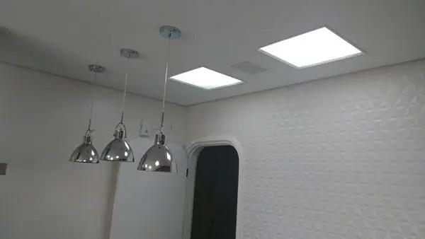 Teto de gesso com rebaixo central e lustre
