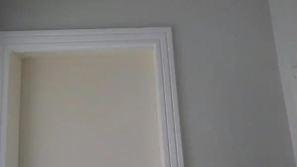 Divisória em drywall com prateleiras e nichos
