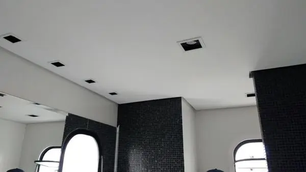 Forro de gesso com iluminação de emergência embutida