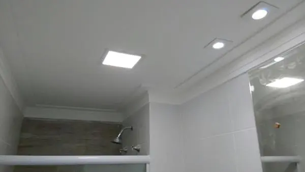 Forro de gesso com acabamento em nível rebaixado