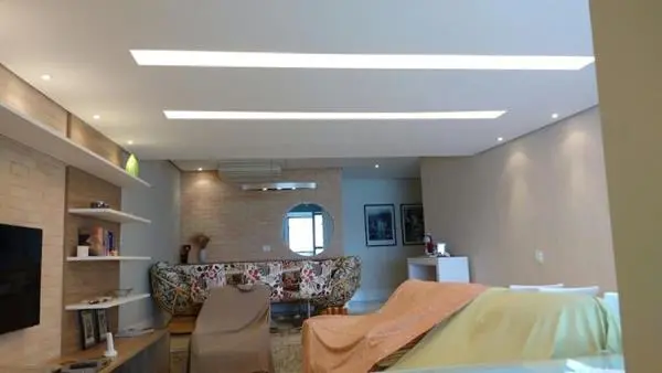 Moldura em gesso com vitral decorativo