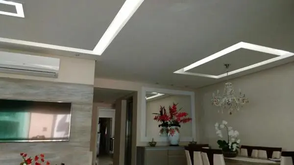 Sanca com perfil de alumínio e LED em quarto