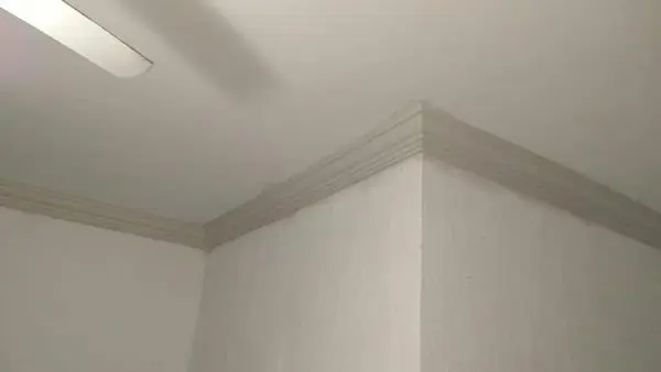 Nicho com prateleiras de vidro e iluminação