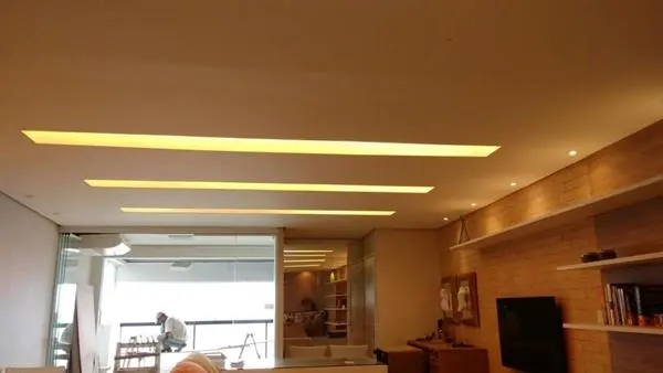 Sanca iluminada em banheiro com espelho em LED